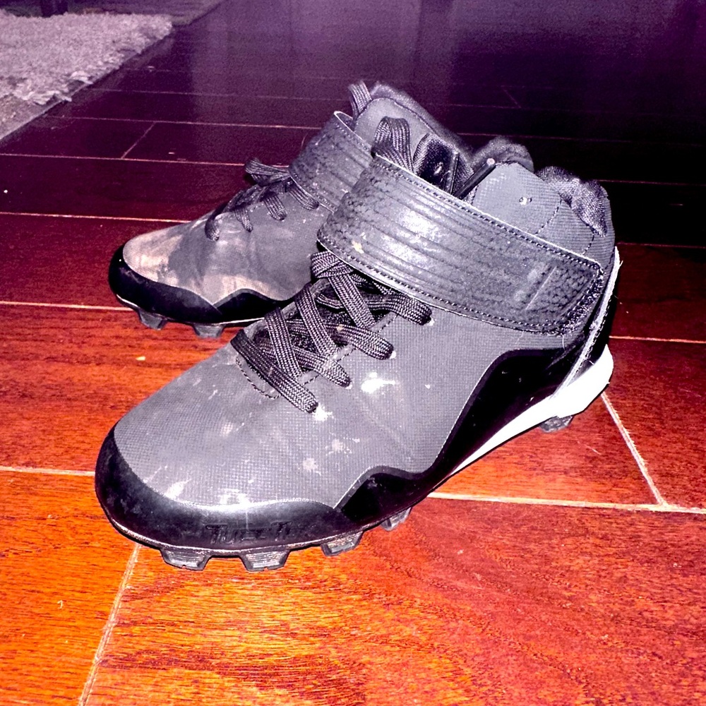Rawlings Black Boys Baseball cleats  - size 10